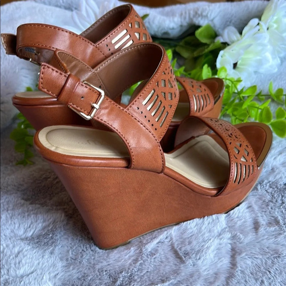 Me Too Brown Cutout Sandals - Picture 2 of 7
